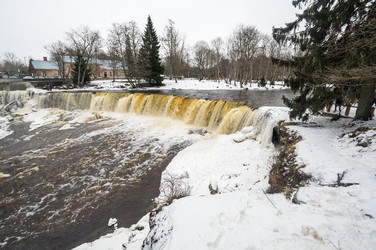 частично замерзший водопад кейла-джоа зимой - gumbao