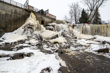 частично замерзший водопад кейла-джоа зимой - gumbao