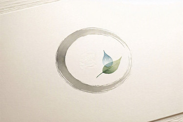 Логотип Zen minimal meditation с изображением единственного круга enso с крошечным листочком и каплей воды, сгенерированное искусственным интеллектом изображение - yuyu