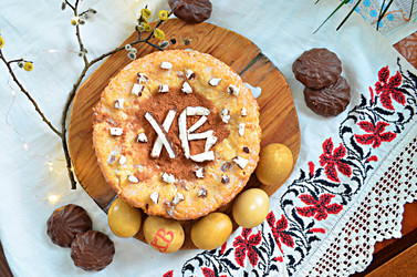 Домашний пасхальный кулич, крашеные яйца с буквами ХВ, сладости и веточки вербы - svetaliya