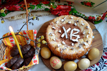 Домашний пасхальный кулич, крашеные яйца с буквами ХВ, сладости, свеча, и веточки вербы - svetaliya
