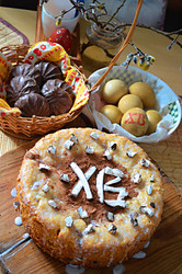 Домашний пасхальный кулич, крашеные яйца с буквами ХВ, сладости и веточки вербы - svetaliya