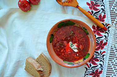 Тарелка вкусного борща на вышитом полотенце-рушнике с традиционным красно-черным растительным орнаментом и деревянная ложка. Пермская и коми-пермяцкая кухня - svetaliya
