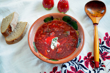 Тарелка вкусного борща на вышитом полотенце-рушнике с традиционным красно-черным растительным орнаментом и деревянная ложка. Пермская и коми-пермяцкая кухня - svetaliya