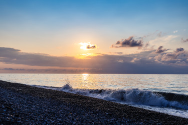 темно-синее небо и морская вода, освещенные заходящим солнцем - vale