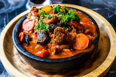 тушеная говядина с курагой и черносливом - vale