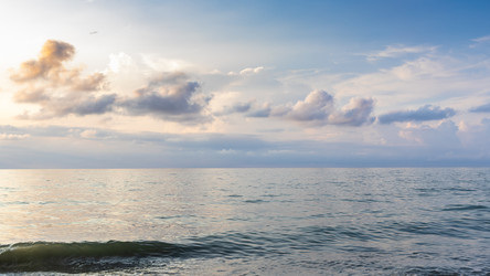 панорамный вид на облака и морскую воду на закате - vale