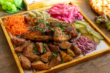 запеченная куриная ножка с картофелем и маринованными овощами - AliakseiSmalenski