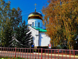 Православный храм с золотым куполом за металлическим забором осенью - BEMBA.Poi
