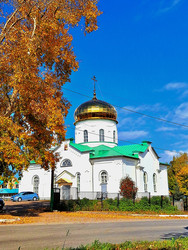 Православная церковь с золотым куполом у дороги золотой осенью, вертикальный кадр - BEMBA.Poi