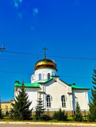 Купол православного храма на фоне безоблачного синего неба, вертикальный кадр - BEMBA.Poi