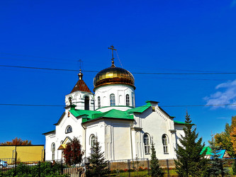 Белокаменный православный храм с золотым куполом на фоне синего неба - BEMBA.Poi