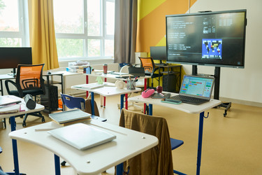 Пустой современный класс, оборудованный для обучения программированию и Stem - Mediaphotos