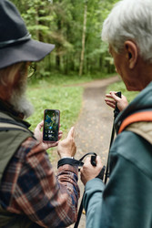 Пожилые мужчины проверяют Gps-навигационную карту на смартфоне во время пешего похода - SeventyFour