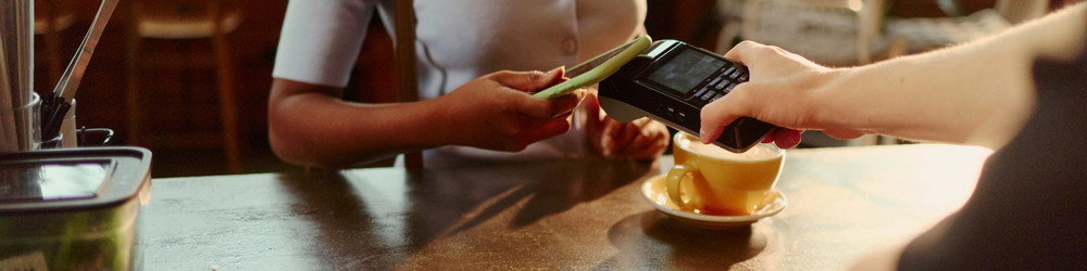 Заголовок клиента, совершающего бесконтактную оплату по телефону Nfc в кофейне - DragonImagesAsia