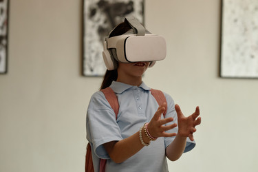 Школьница надела Vr-гарнитуру в Художественной галерее для интерактивного обучения - SeventyFour