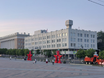 Соборная площадь в Белгороде: вид на здание Белгородстата с часовой башней и красными арт‑объектами - DaniilAlexiy