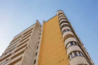современная архитектура высотного здания с ясным небом на заднем плане в солнечный день в городской среде - aspsvz