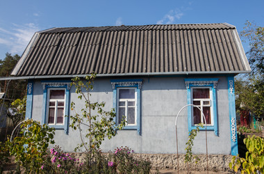 небольшой загородный дом с участком. типичные дома, представленные на постсоветском пространстве - aspsvz