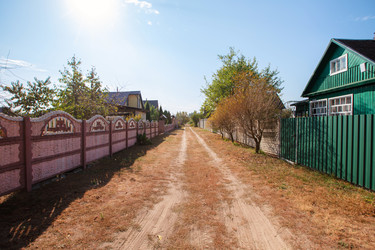 Пейзаж с дорогой, проходящей через заброшенный дачный поселок - aspsvz