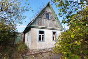 небольшой кирпичный загородный дом на летней улице - aspsvz