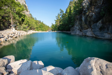 кристально чистая вода в безмятежном каньоне, окруженном пышной зеленью, в яркий солнечный день - aspsvz