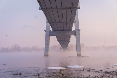 Раннее зимнее морозное утро над Енисеем в центре Красноярска с золотым рассвеетом - Aleksandr1972