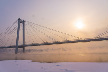 Раннее зимнее морозное утро над Енисеем в центре Красноярска с золотым рассвеетом - Aleksandr1972