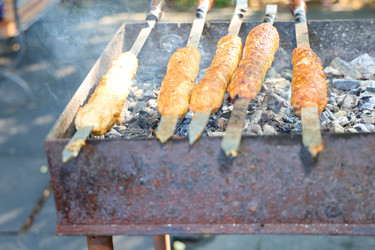обжаривание мясных шашлыков на ржавом гриле с дымком - Patipas