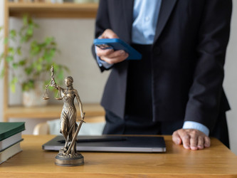Концепция онлайн-юридической консультации с помощью Lady Justice и смартфона. Фотография высокого качества - MyJule