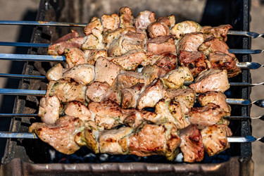 сочные мясные шашлыки, приготовленные на угольном гриле, вид сверху - Derbis