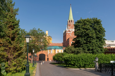 Вид на Троицкую башню Московского Кремля и Александровский сад. Москва - kostya6969