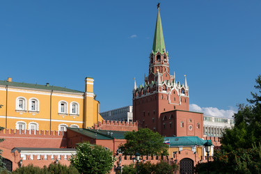 Вид на Троицкую башню Московского Кремля и Александровский сад. Москва - kostya6969