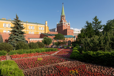 Вид на Троицкую башню Московского Кремля и Александровский сад. Москва - kostya6969