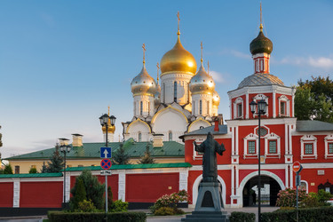 Зачатьевский ставропигиальный женский монастырь в Москве. Памятник Святителю Алексию Митрополиту Московскому - kostya6969