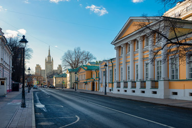 Вид на Большую Никитскую улицу и высотку на Кудринской площади в Москве весенним вечером - kostya6969