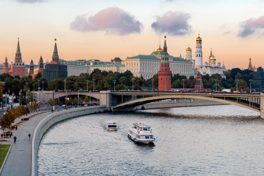 Вид на Кремль от храма Христа Спасителя осенним вечером. Москва - kostya6969
