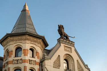 Скульптура льва на крыше особняка Кекушевой. Улица Остоженка, дом 21. Осенний вечер. Москва. Россия - kostya6969