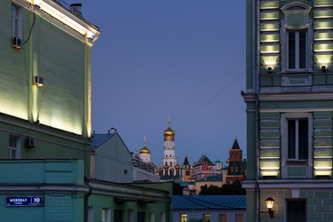 Москва. Вид на Кремль через жилой дом на Моховой улице, 10, разделенный на две части после попадания фашистской бомбы во время Великой Отечественной войны - kostya6969