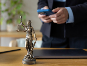 Концепция онлайн-юридической консультации с помощью Lady Justice и смартфона. Фотография высокого качества - MyJule