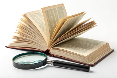 открытая книга с перевернутыми страницами и увеличительным стеклом на белом фоне - RomanZ