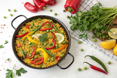 красочная овощная паэлья со свежей зеленью и перцем на кухонной столешнице - RomanZ