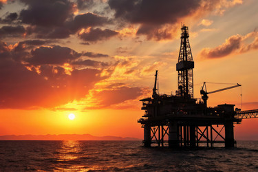 закатный вид на морскую нефтяную вышку на фоне разноцветного неба - RomanZ