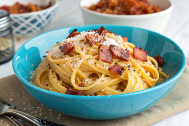 вкусные спагетти с хрустящим беконом и сыром подаются в яркой миске - RomanZ