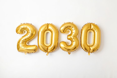 золотые воздушные шары с изображением 2030 года на фоне белой стены - RomanZ