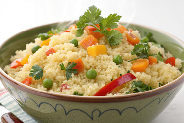 красочная миска для кускуса со свежими овощами и зеленью готова к употреблению - RomanZ