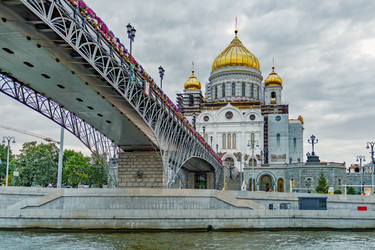 Патриарший пешеходный мост, ведущий к знаменитому Храму Христа Спасителя - oleg_yurga