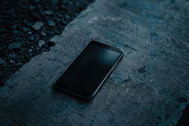 смартфон, лежащий на земле с пустым экраном - yliv