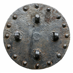 круглый кованый металлический щит с заклепками и ручками, свидетельствующий об износе - yliv
