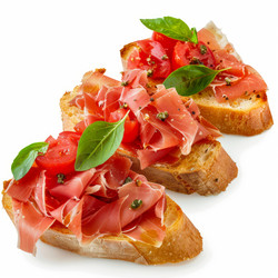 вкуснейшая брускетта с пармской ветчиной и помидорами на белом фоне - yliv